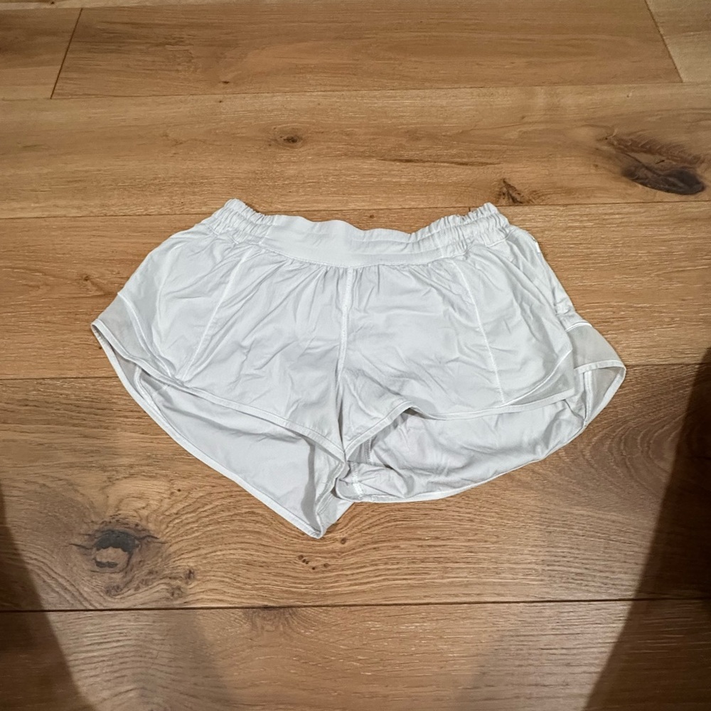 Lululemon Hotty Hot LW shorts 2.5 inches lined